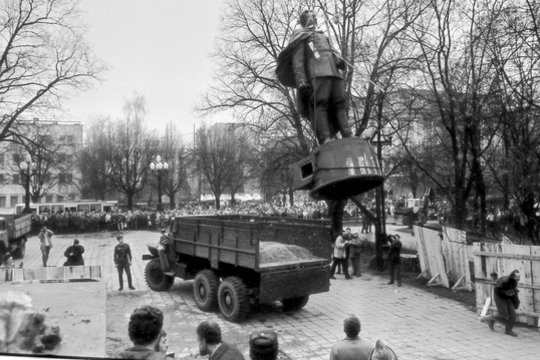 1991 m. Vilniuje dabartinėje Vinco Kudirkos aikštėje demontuotas ir pervežtas į Voronežą sovietų armijos generolo Ivano Černiachovskio paminklas. Šioje vietoje palaidoti jo palaikai prieš tai buvo perkelti į Maskvos Novodevičės kapines.<br>V.Ščiavinsko nuotr.