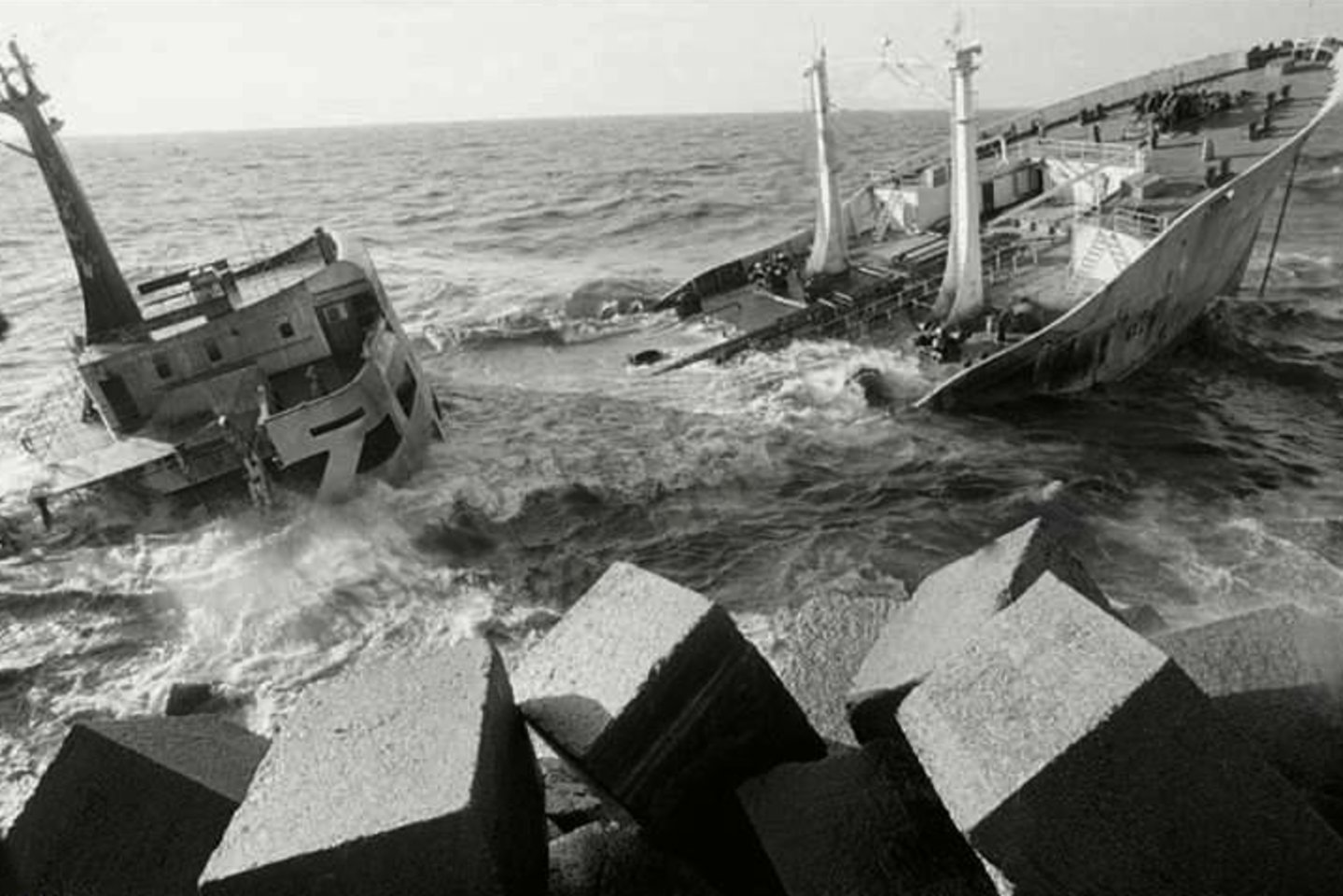 1981 m. įvyko viena didžiausių ekologinių katastrofų Lietuvos pajūryje. Per audrą su Gibraltaro vėliava plaukiojantis tanklaivis „Globe Assimi“ sudužo prie Klaipėdos uosto šiaurinio molo. Išsiliejus apie 17 tūkst. tonų mazuto buvo pažeista ekosistema.<br>marinetraffic.com