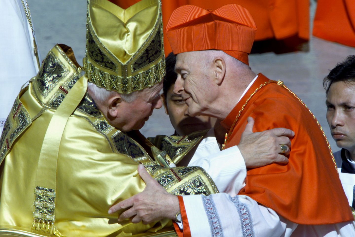 Popiežius Jonas Paulius II ir nušalintasis kardinolas Theodore'as McCarrickas.<br>REUTERS/Scanpix nuotr.