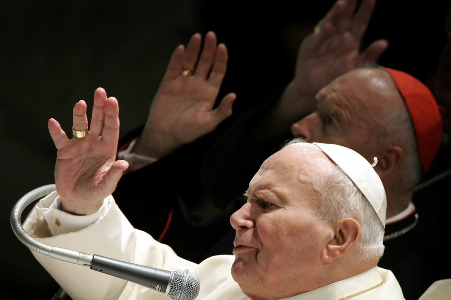 Popiežius Jonas Paulius II ir nušalintasis kardinolas Theodore'as McCarrickas laimina minią.<br>REUTERS/Scanpix nuotr.
