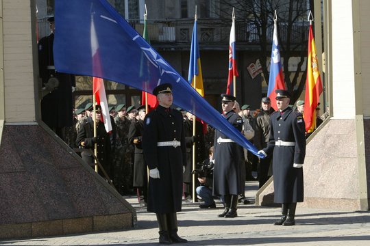 2002 m. Čekijos sostinėje Prahoje vykstančiame NATO viršūnių susitikime Lietuva buvo pakviesta tapti Aljanso nare.<br>R.Jurgaičio nuotr.