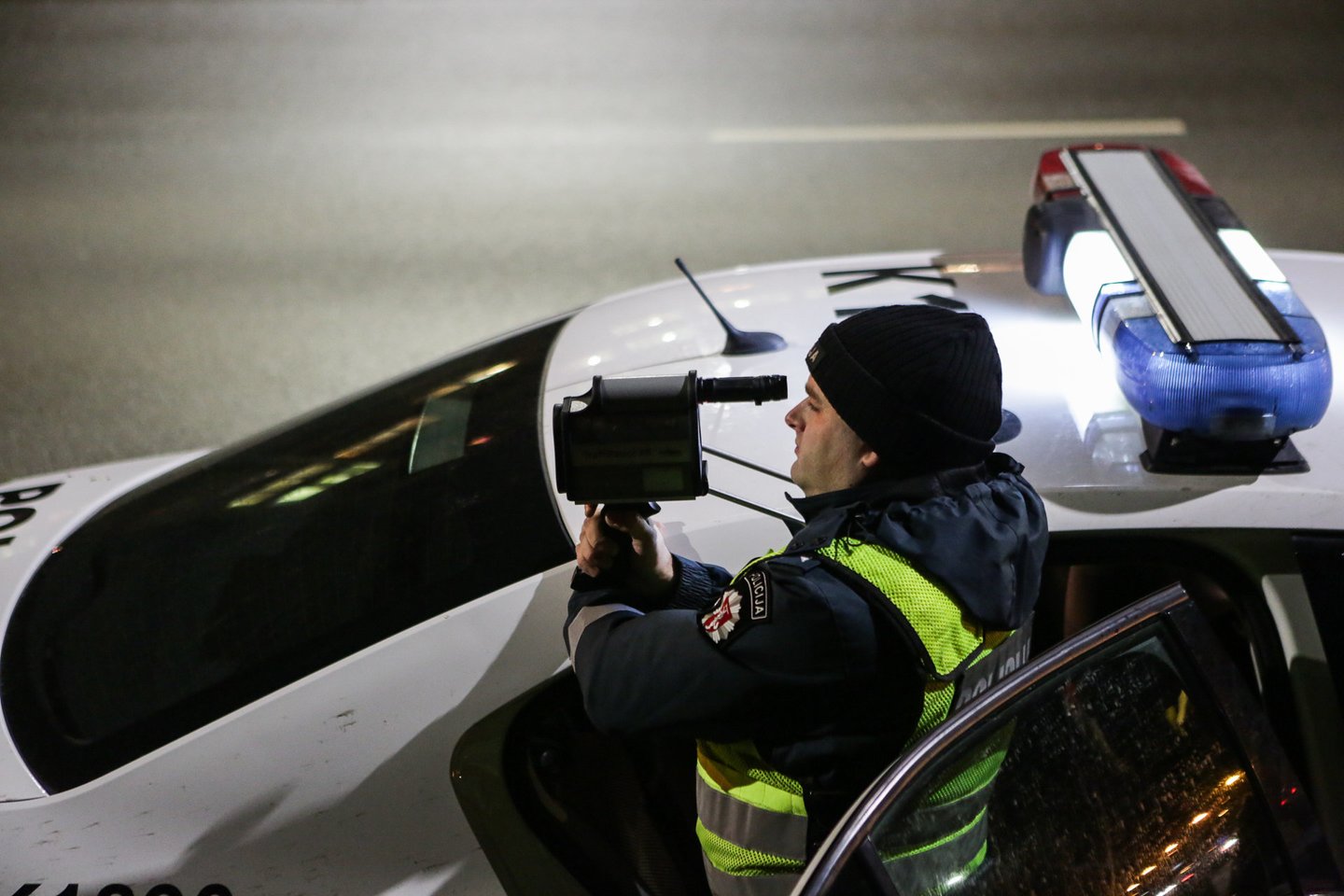 Kauno apskrities vyriausiojo policijos komisariato Kelių policijos valdybos Kelių patrulių kuopos pareigūnai toliau tikrino, kaip eismo dalyviai laikosi kelių eismo taisyklių.<br>G.Bitvinsko nuotr.