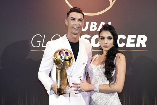 Prieš dvejus metus futbolo žvaigždė Ronaldo su savo mylimąja Georgina atšventė ketvirtąsias draugystės metine – ta proga moteris dovanų gavo itin prabangų žiedą.