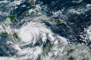 Uraganas „Iota“ sustiprėjo iki katastrofiškos 5 kategorijos: vėjo greitis siekia 230 km/val.