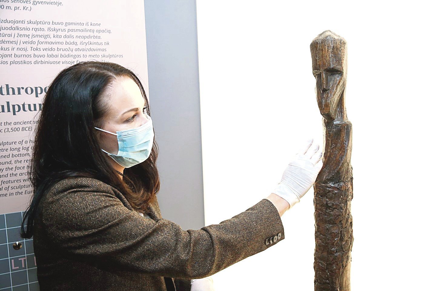 Nacionaliniame muziejuje prieš karantiną atidarytoje parodoje lankytojai buvo aprūpinti vienkartinėmis pirštinėmis.<br>R.Danisevičiaus nuotr.