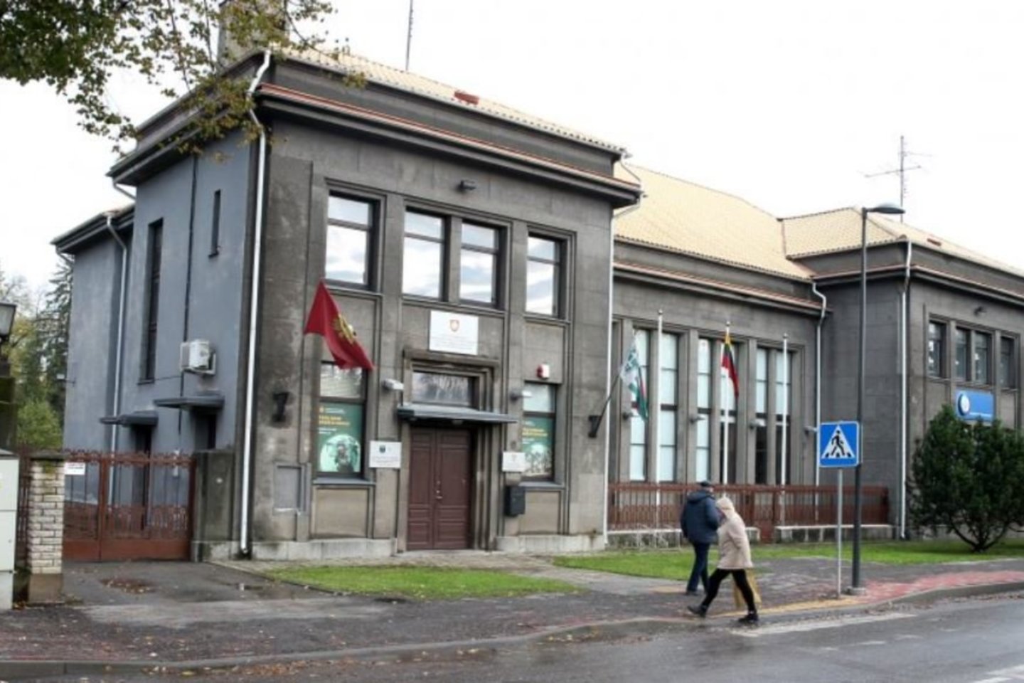 Lietuviškojo moderno stiliaus pavyzdys – Žemės ūkio banko pastatas išsiskiria monumentalumu. Didingumo jam suteikia langai per du aukštus, storos sienos.<br>A.Švelnos nuotr.