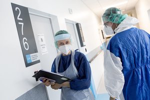 Lietuvoje – mažiau nei tūkstantis naujų COVID-19 atvejų, bet mirė dar 14 žmonių