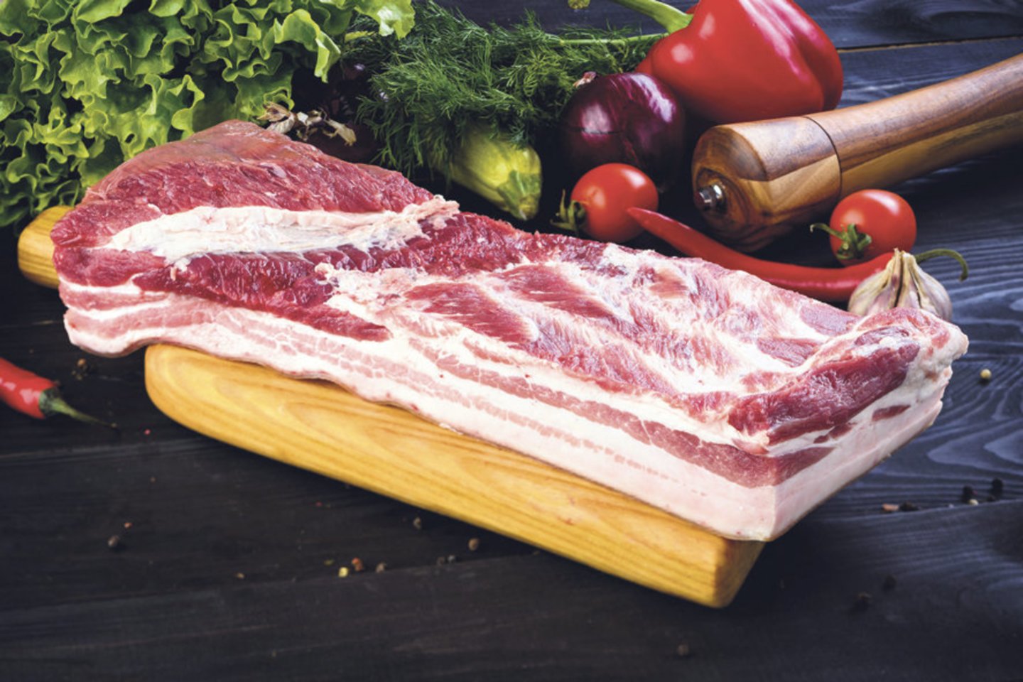  Jeigu mėsą laikysite dėžutėje ar indelyje, skirkite kelias minutes ir, prieš dėdami į šaldytuvą, mėsą plonu sluoksniu aptepkite aliejumi.<br> 123rf nuotr.