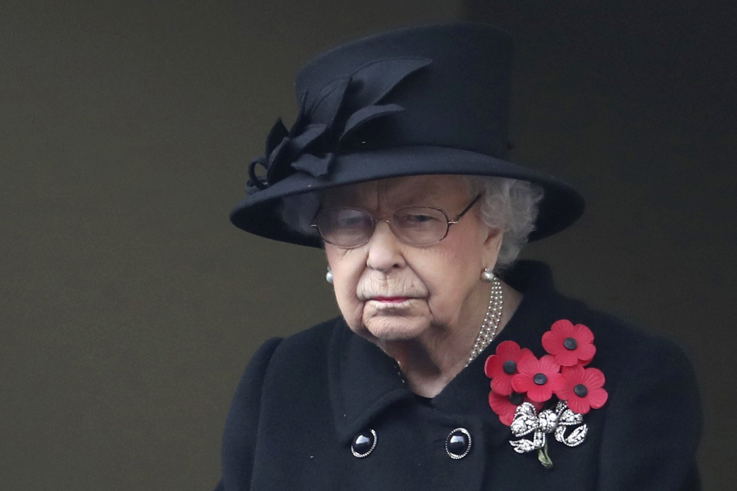 Prancūzijos radijo stotis per klaidą savo portale paskelbė šimtus dar gyvų asmenybių nekrologų, tarp jų – britų karalienės Elžbietos II.<br>AP/Scanpix nuotr.