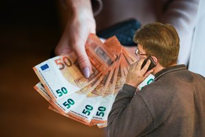 Pasitelkę telefonus sukčiai rado naują būdą apvogti – tėra viena taisyklė, kaip nelikti be pinigų