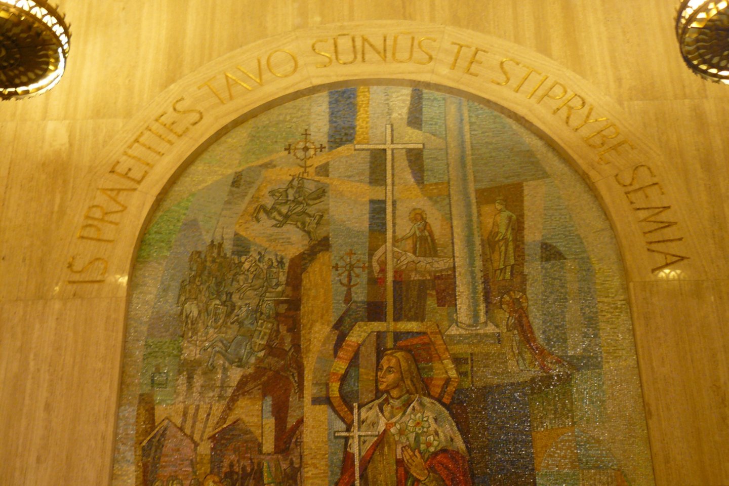  Katalikų bazilikoje Vašingtone esančioje lietuviškoje koplyčioje yra daug su mūsų šalimi susijusių kūrinių. Juose – Mindaugo krikštas, Kryžių kalnas, Vytis, Trakų, Pažaislio ir Vilniaus vaizdai.<br>R.Stankevičiūtės nuotr.