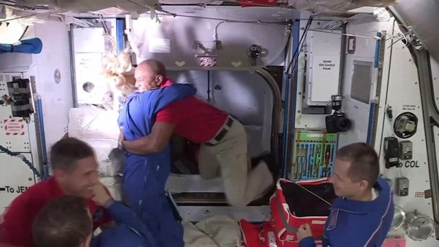 Pamatykite: keturis astronautus skraidinanti „SpaceX“ kapsulė susijungė su TKS