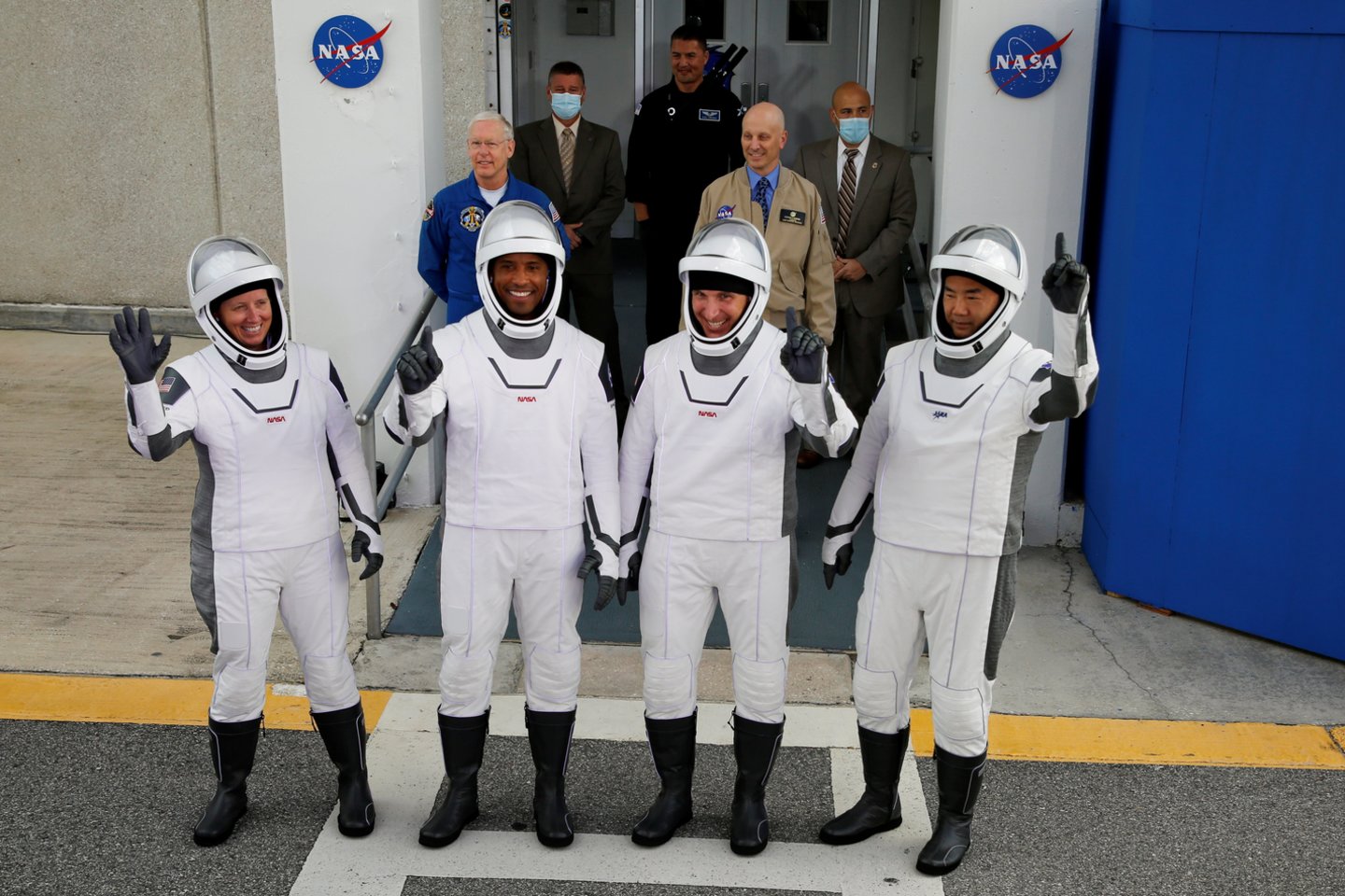 Keturi astronautai dirbs Tarptautinėje kosminėje stotyje ir į Žemę sugrįš tiktai 2021 metų birželį.<br> Reuters/Scanpix nuotr.