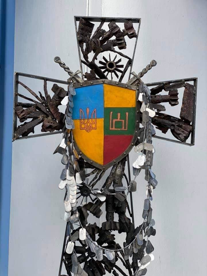  Kaune bus eksponuojamas unikalus lietuvių ir ukrainiečių laisvės simbolis, kryžius, sukurtas, ir Ukrainos mūšių laukuose rastų minų ir raketų skeveldrų. <br> R.Šerpatausko nuotr.