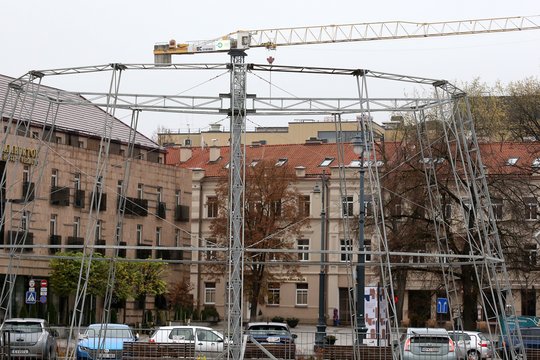  Antradienį Vilniuje pradėta statyti Kalėdų eglės konstrukciją.<br> R.Danisevičiaus nuotr.