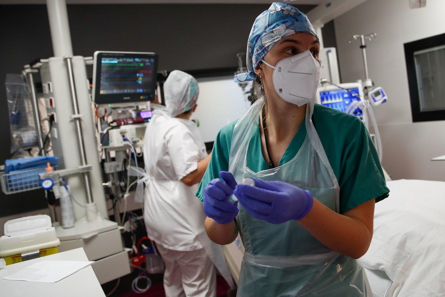 Medicinos darbuotojai kasdien rizikuoja savo gyvybėmis pandemijos metu. Kai kurie jų – imigrantai.<br>REUTERS/Scanpix nuotr.
