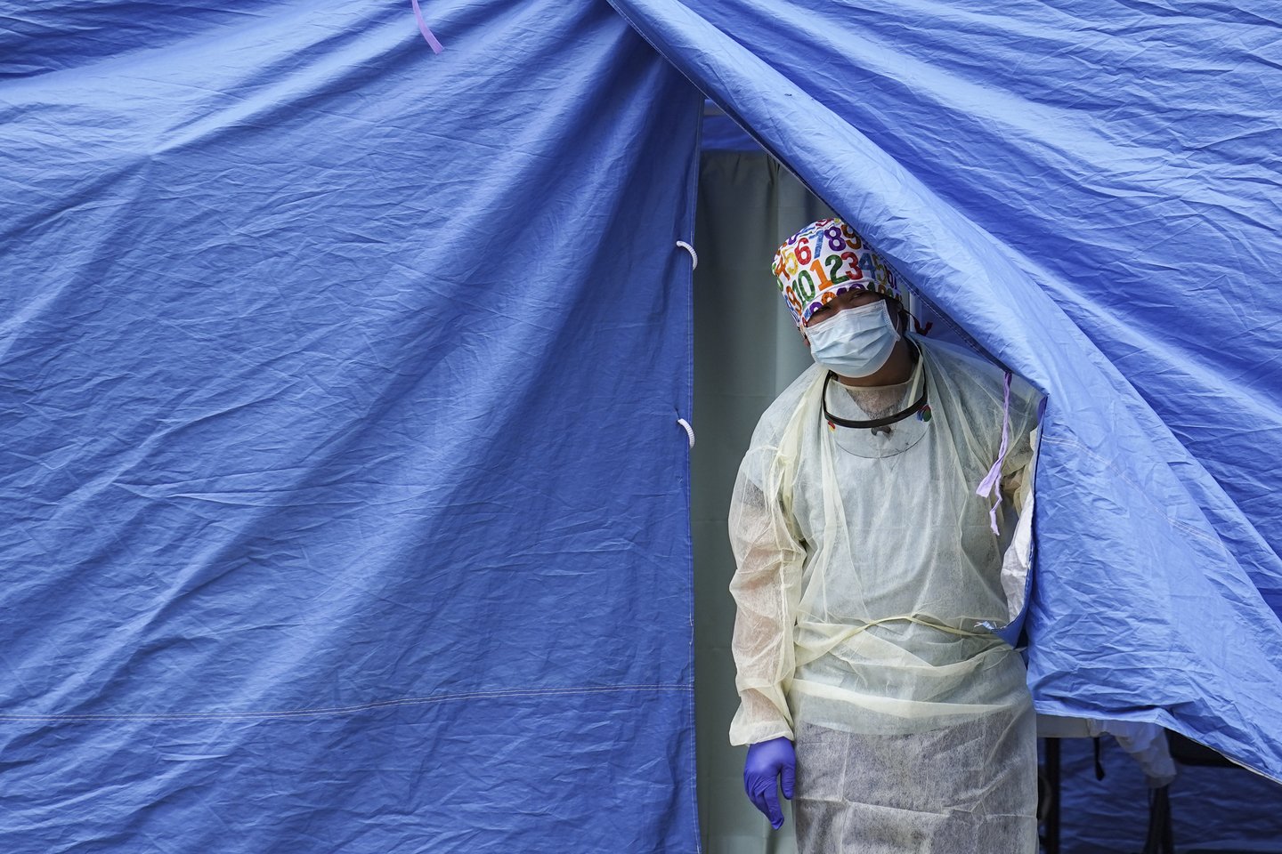 Medicinos darbuotojai kasdien rizikuoja savo gyvybėmis pandemijos metu. Kai kurie jų – imigrantai.<br>AP/Scanpix nuotr.