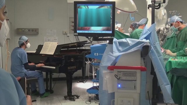 Netradicinis sprendimas: svarbią operaciją atliko skambant fortepijono muzikai