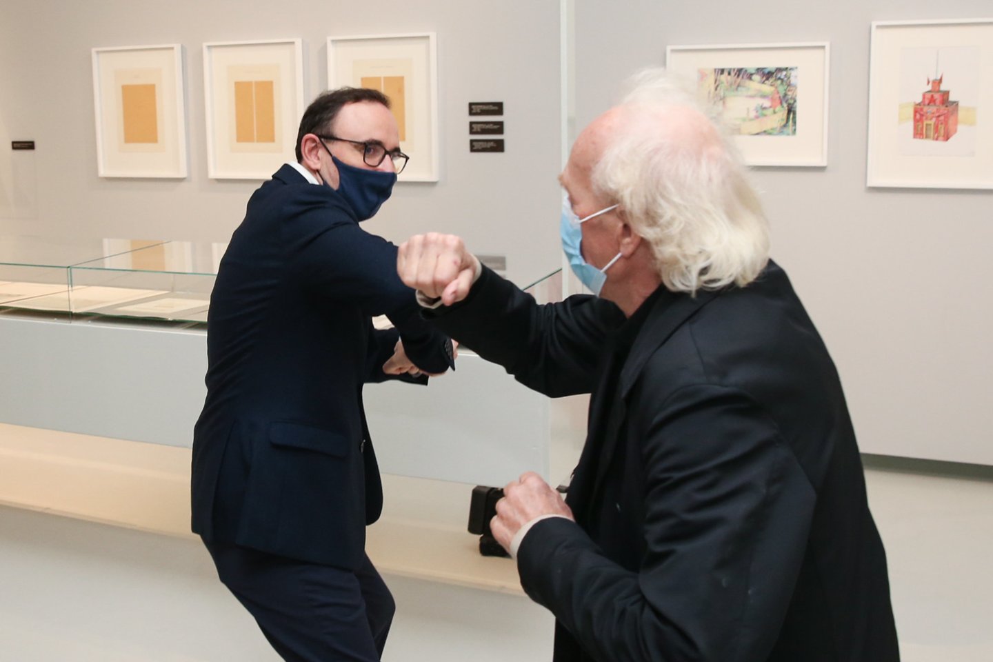  Dailės muziejaus direktorius Arūnas Gelūnas saugiai sveikinasi su menininku Vladimiru Tarasovu naujoje Radvilų rūmų parodoje.<br>R.Danisevičiaus nuotr.