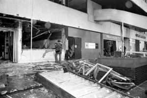 Jungtinėje Karalystėje suimtas vyras dėl 21 gyvybes nusinešusio sprogdinimo Birmingamo aludėje