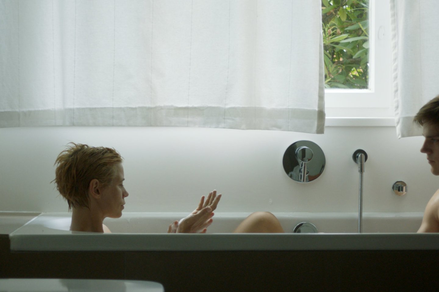 Žuvis, plaukianti prieš srovę.