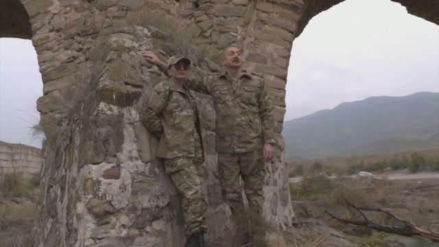 Azerbaidžano prezidentas su žmona surengė pergalingą kelionę po Kalnų Karabacho teritorijas