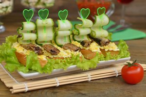 Sumuštiniams su šprotais suteikite naujo skonio: 2 receptai, kurie tiks ir pusryčiams, ir užkandžiui