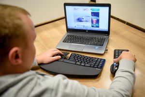 Pasakė, kaip nepakenkti akims dirbant iš namų: daugelis pamiršta svarbų dalyką