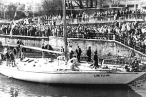 Drąsus Lietuvos buriuotojų šuolis per geležinę uždangą – žinia pasauliui ir atvežta radijo stotis