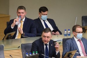 Saviizoliavosi ir A. Mazuronis: penktadienį valdyba spręs, ar stabdyti Seimo darbą