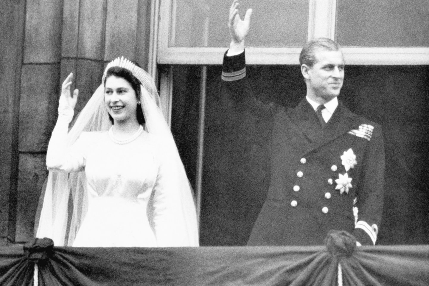 Jungtinės Karalystės monarchė Elizabeth II ir jos vyras princas Philipas vestuvių dieną.<br>AP/Scanpix nuotr.