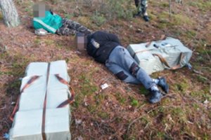 Druskininkų pasieniečiai sulaikė iš Baltarusijos įmestas cigaretes nešusius kontrabandininkus