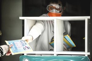 Kinams antroji pandemijos banga nebebaisi: sklinda kalbos apie pigų ir veiksmingą skiepą