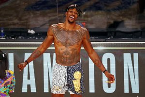 Pasigyręs, kad lieka „Lakers“, D. Howardas netikėtai išsiųstas į „76ers“