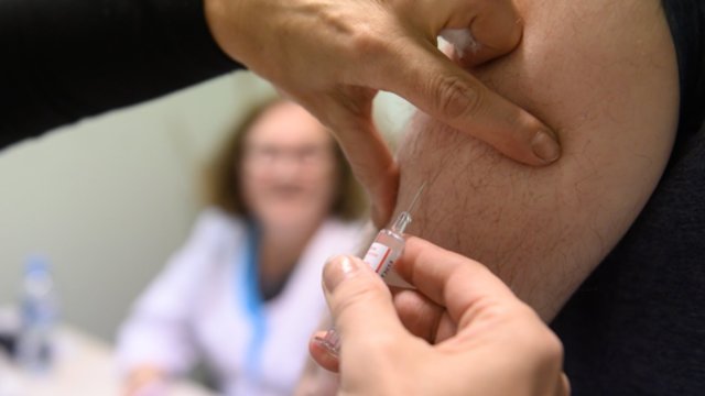 Vakcina nuo koronoviruso gali pasiekti jau kitą mėnesį: „Pfizer“ kreipėsi dėl paleidimo skubia tvarka