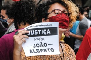 Juodaodžio žūtis Brazilijoje įžiebė daugiatūkstantinius protestus prieš rasizmą