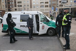 Vilniuje – protestas prieš kaukių nešiojimą ir 5G ryšį: nusiimti kaukių neišdrįso, bet prireikė policijos