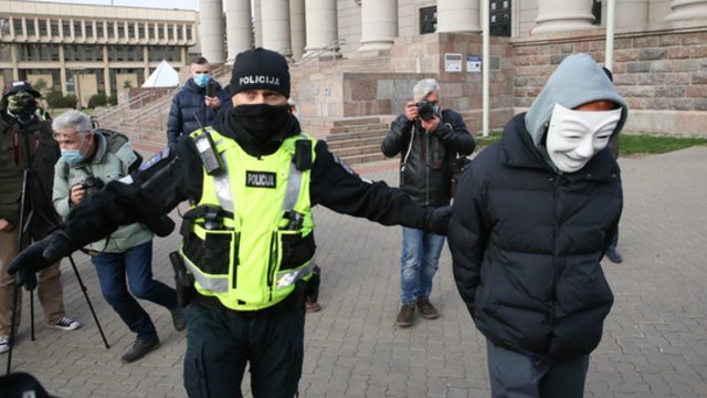 Vilniuje protestuotojai liejo pyktį dėl kaukių ir 5G: vaizdo įraše matyti, kaip sulaikomas Olegas Šurajevas