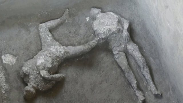 Pompėjuose aptikti dviejų Vezuvijaus aukų palaikai: nuo išsiveržimo slėpėsi rūsiuose