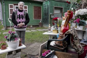 Altorius iš žaislų ir dirbtinių gėlių prie vilnietės namų – ne visiems prie širdies