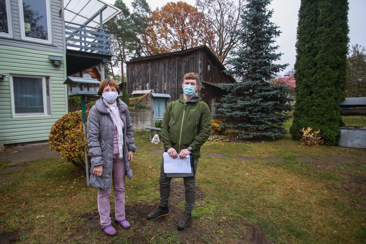 G.Danilevičienė ir M.Železniakas pyksta, kad gretimo namo savininkams pavyko suformuoti didelį sklypą.<br>G.Bitvinsko nuotr.
