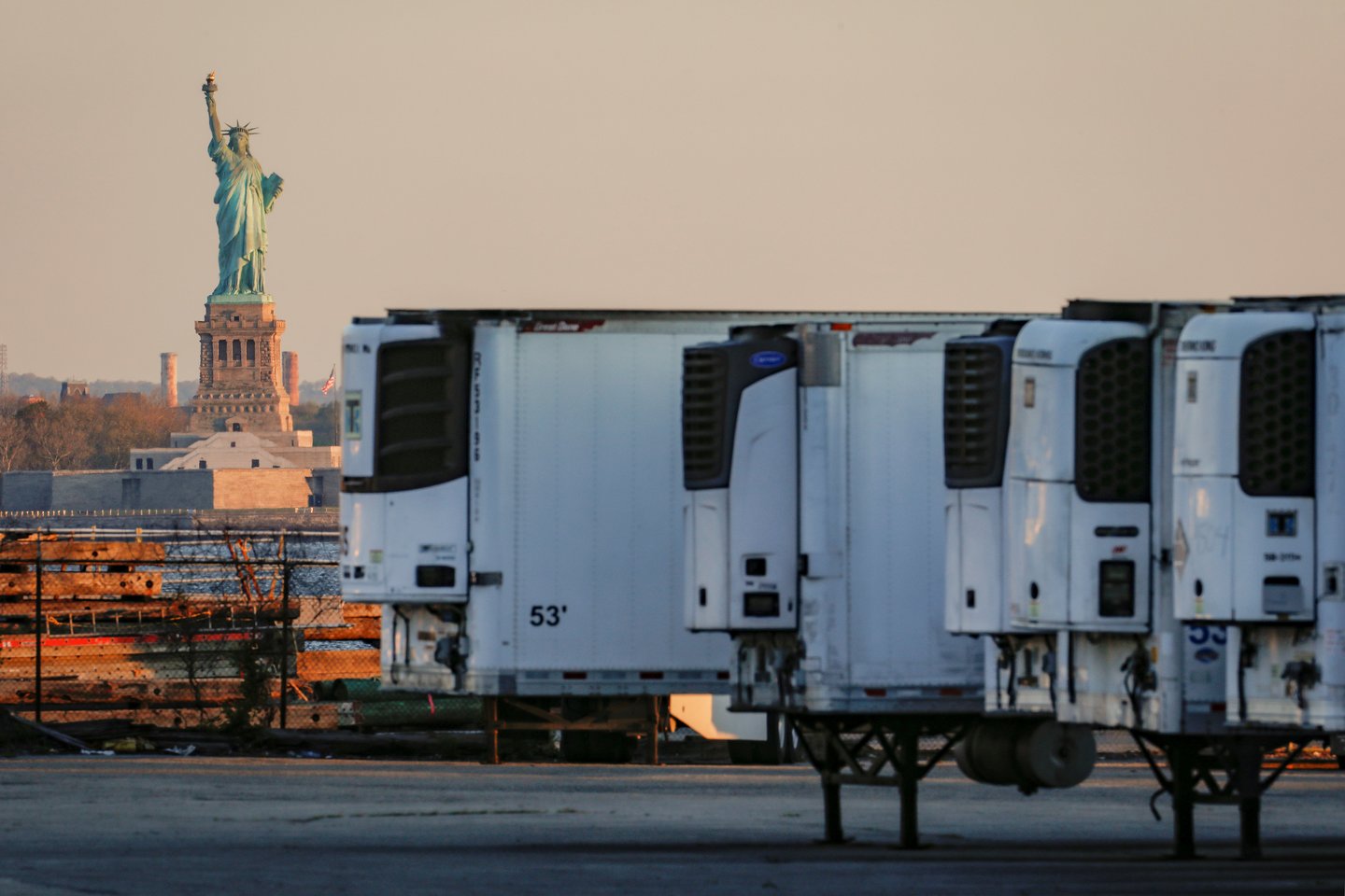 Eilė sunkvežimių – šaldytuvų. Ne viename jų kūnai stovi nuo pavasario.<br>REUTERS/Scanpix nuotr.
