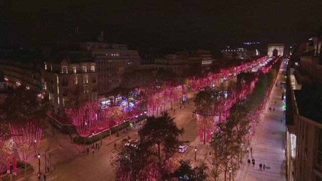 Garsieji Eliziejaus laukai nušvito ryškia spalva: Paryžius skaičiuoja dienas iki Kalėdų