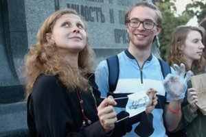  „Pussy Riot“ narėms už LGBT palaikymo akciją Maskvoje skirtos piniginės baudos