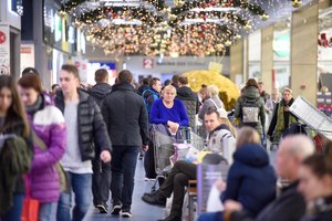 Karantiną siūlo tęsti iki gruodžio vidurio: svarstoma riboti prekybos centrų veiklą, neleisti dirbti savaitgaliais