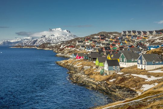 2008 m. referendume 75 proc. Grenlandijos gyventojų pritarė platesnei salos autonomijai. Nuo 2009 m. birželio 21 d. ji yra savivaldi Danijos užjūrio administracinė teritorija, tik užsienio reikalai ir gynyba palikti Danijai. 2012 m. buvo paskirtas pirmasis Danijos ambasadorius Grenlandijoje.<br>123rf