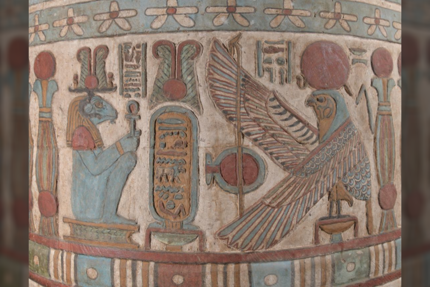  Hadriano vardas, įrėmintas vietiniu dievu Khnumu (kairėje) ir saulės dievu Behedeti.<br> Ahmedo Amino nuotr.