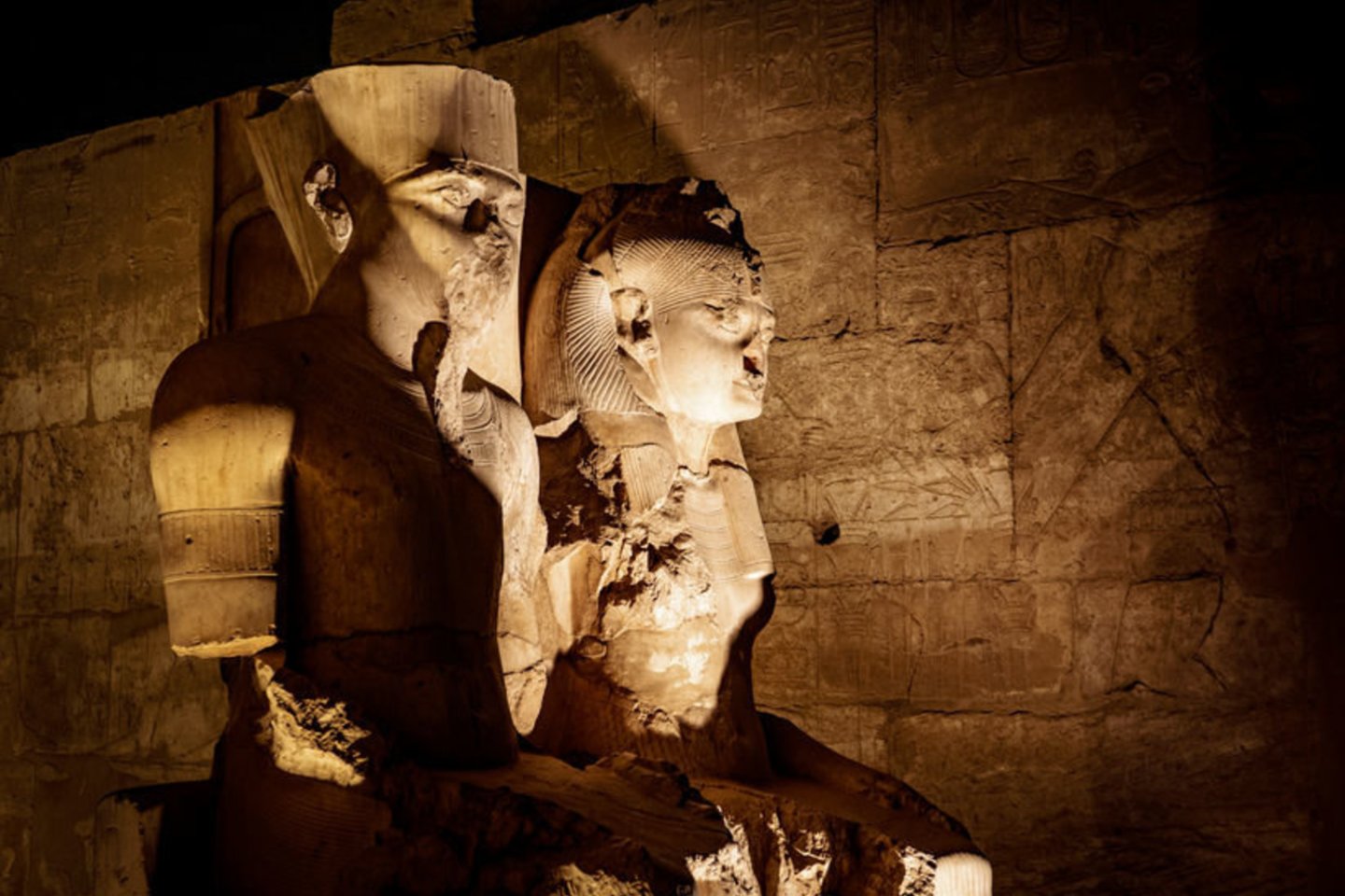 1922 m. buvo atverta lapkričio 4-ąją Karalių slėnyje šalia Tebų britų egiptologų rasta Tutanchamono kapavietė – vienintelė beveik neišgrobstyta Egipto faraonų pomirtinė buveinė.<br>123rf