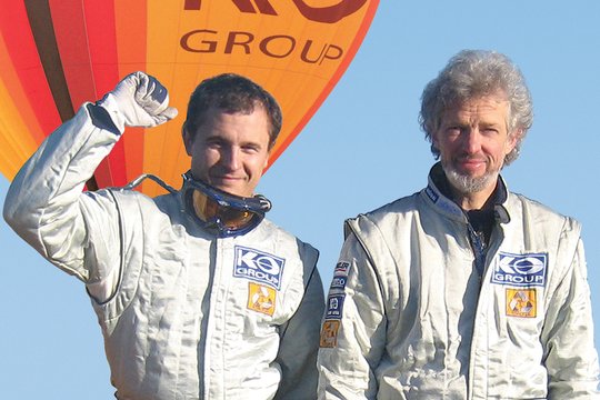 2006 m. oreivis Vytautas Samarinas ir keliautojas Vladas Vitkauskas didžiausiu Lietuvoje karšto oro balionu pakilo į rekordinį 10 tūkst. m aukštį ir pasiekė 160 km per val. greitį.<br>L.Rekevičienės nuotr.
