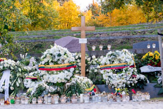 1957 m. KGB kalėjime Vilniuje sušaudytas Lietuvos partizanų vadas Adolfas Ramanauskas-Vanagas (39 m.). Rugsėjo 25-ąją LSSR Aukščiausiojo teismo buvo nuteistas mirties bausme. Iki 2018 m. palaidojimo vieta buvo nežinoma, palaikai rasti Vilniaus Našlaičių kapinėse Antakalnyje, 2018 m. spalio 6-ąją palaidoti Antakalnio kapinių Valstybės vadovų panteone.<br>J.Stacevičiaus nuotr.